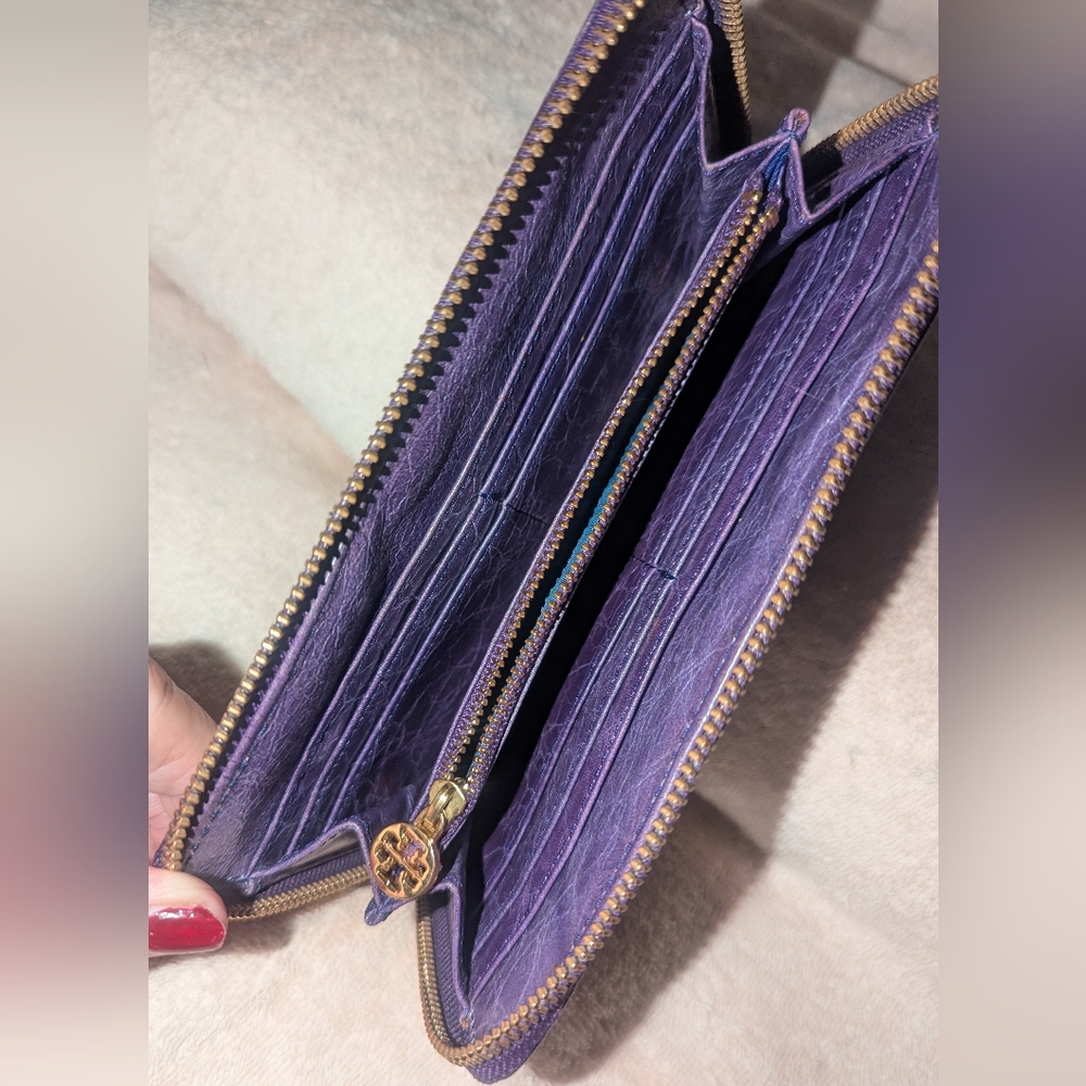 Tory Burch Purple Leather Wallet with Gold Logo - Picture 4 of 9